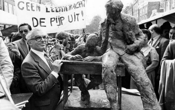 Burgemeester Wim Polak onthult het standbeeld van Theo Thijssen, 16 juni 1979. (Foto: Studio Friedländer) 