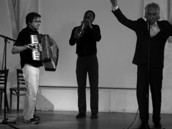 Accordeonist Rob van Zantvoort (voorheen Tröckener Kecks) begeleidt met Phil Tilli en Jan Pruis de zang van Jan Eilander, die tijdens het jubileum het Zwembadpaslied ten gehore bracht. (Foto: Paul Spies.)