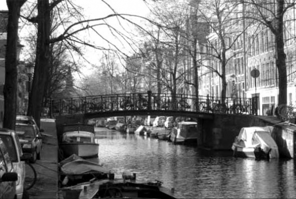 De Rosa Overbeekbrug, nog zonder naambordje, februari 2003. (Foto Paul Spies)
